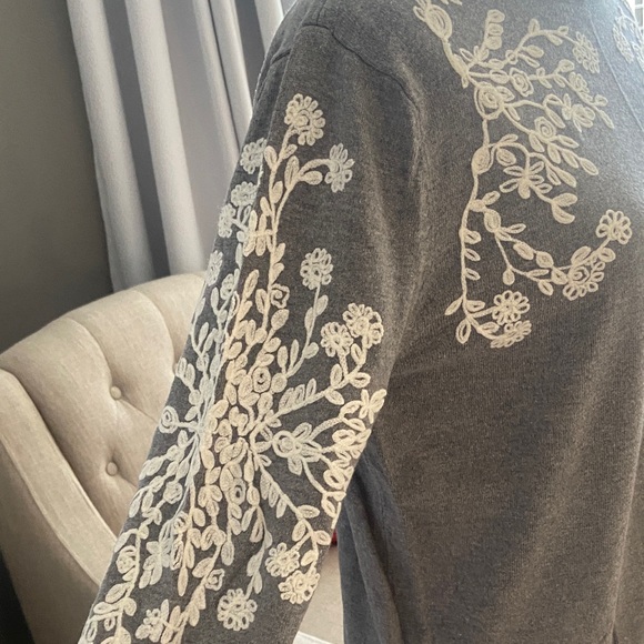 Market & Spruce Gray and Cream Women's Sweater - Picture 2 of 6